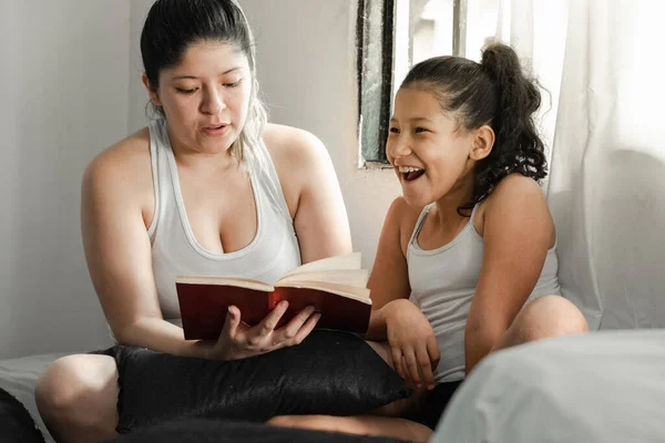 Feliz Niña Morena Sonriendo Por Libro Que Madre Está Leyendo — Foto de Stock