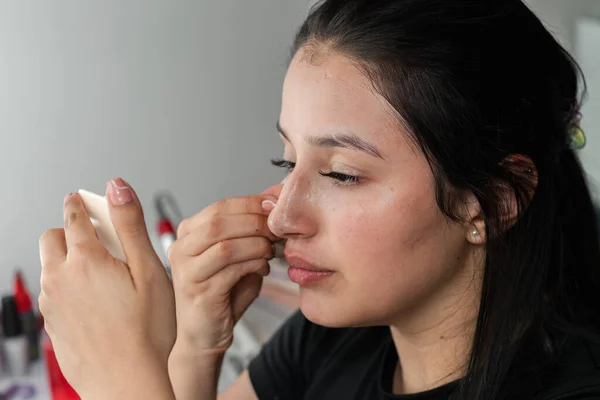 Close Jovem Latina Aplicando Maquiagem Enquanto Olha Para Pequeno Espelho — Fotografia de Stock