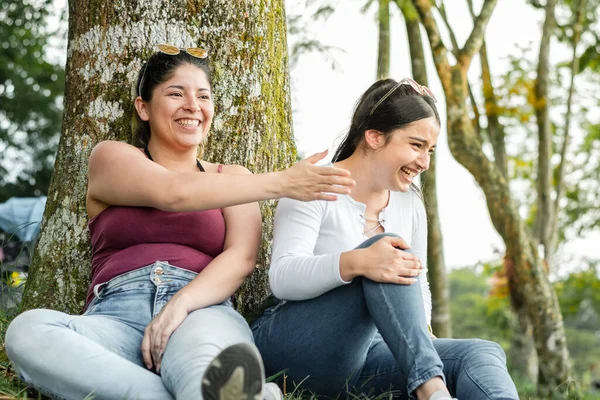 Молодые Латинские Женщины Прислонившись Дереву Смеялись Головой Концепция Женской Дружбы — стоковое фото