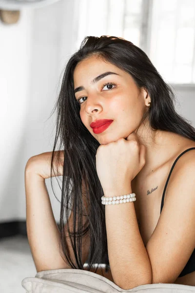 Portrait Une Adolescente Latina Brune Posant Frontalement Sur Ses Mains — Photo