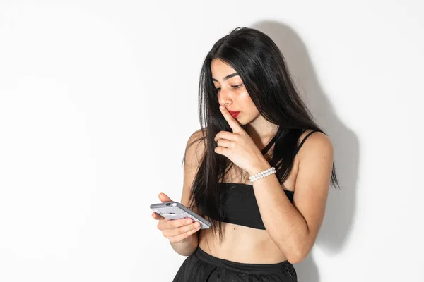 Jeune Latina Femme Avec Son Téléphone Portable Main Faire Geste — Photo