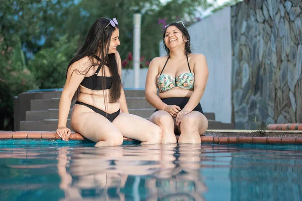 Zwei Lateinische Freunde Die Pool Sitzen Und Lachen Und Fröhlich — Stockfoto