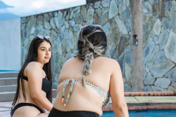Latina Friends Bathing Suits Enjoying Vacation Sitting Talking Hotel Pool — Stock Photo, Image