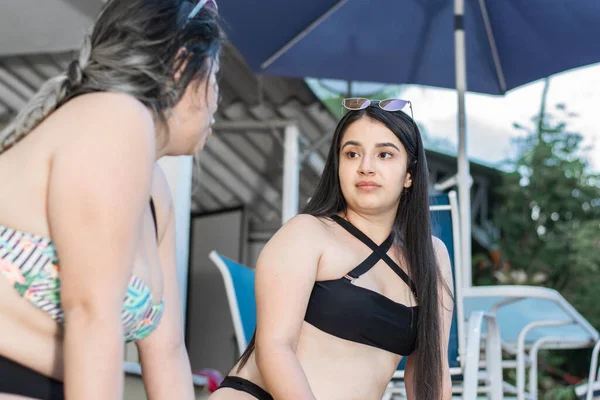 Zwei Sehr Glückliche Latina Freundinnen Die Sich Bikinis Hotelpool Unterhalten — Stockfoto