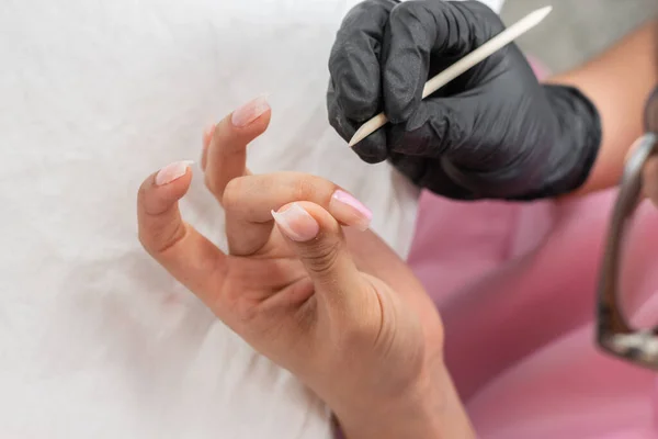 Manikür Lekelerini Temizlemek Için Tahta Bir Sopayla Bir Kadının Ellerini — Stok fotoğraf