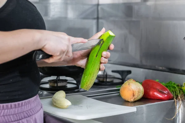 Detailed View Latin Girl Hands Removing Peel Green Banana Chop — Stock Photo, Image