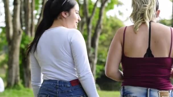 Gros Plan Dos Deux Jeunes Étudiantes Marchant Sur Campus Pendant — Video