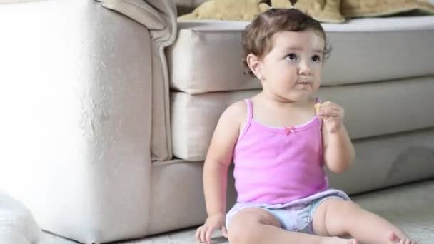 Hermosa Latina Bebé Sentado Sala Estar Piso Comer Papas Fritas — Vídeo de stock