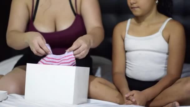Latinky Matka Vytahuje Překvapení Krabice Aby Ukázala Své Malé Dceři — Stock video