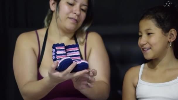 Latinky Matka Ukazuje Své Malé Dceři Boty Ona Bude Dát — Stock video