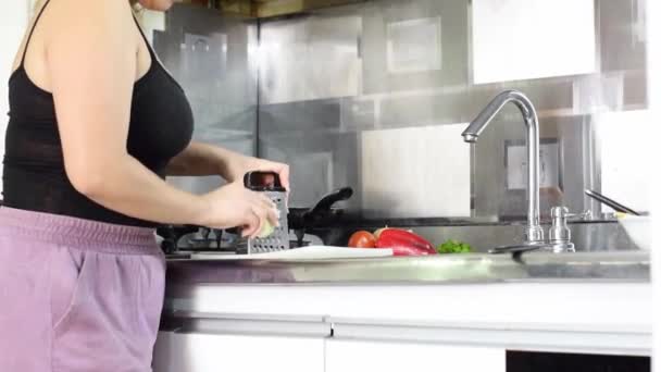 Mulher Latina Sua Cozinha Usando Ralador Para Ralar Uma Cebola — Vídeo de Stock