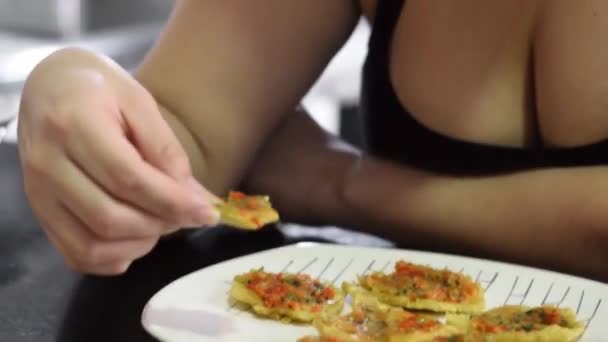 Närbild Latinska Kvinnan Äta Maten Hon Lagade Äta Platano Macho — Stockvideo