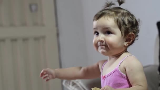 Zbliżenie Piękny Biały Latynoski Dziewczynka Uśmiecha Się Podczas Machając Podnosząc — Wideo stockowe