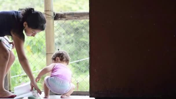 Μικρή Λατίνα Κοριτσάκι Μαθαίνει Στέκεται Δίπλα Στη Μεγάλη Της Αδερφή — Αρχείο Βίντεο