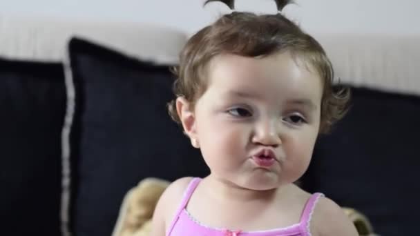 Zbliżenie Twarzy Pięknego Latynoskiego Dziecka Uśmiechającego Się Jedzącego Frytki — Wideo stockowe