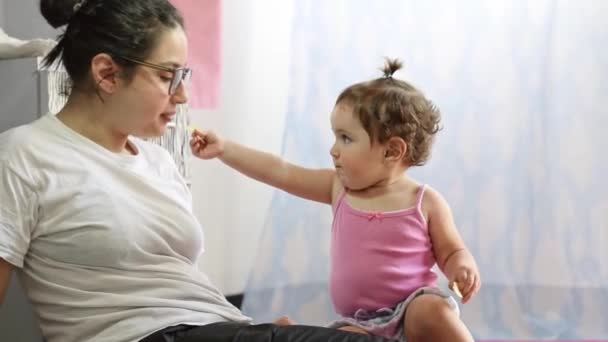 Matka Córeczka Siedzą Podłodze Spędzają Razem Czas Jedząc Frytki — Wideo stockowe