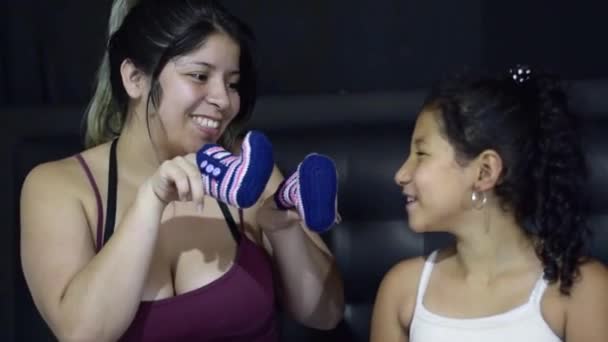 Joven Madre Latina Jugando Con Pequeños Zapatos Mientras Dice Hija — Vídeo de stock