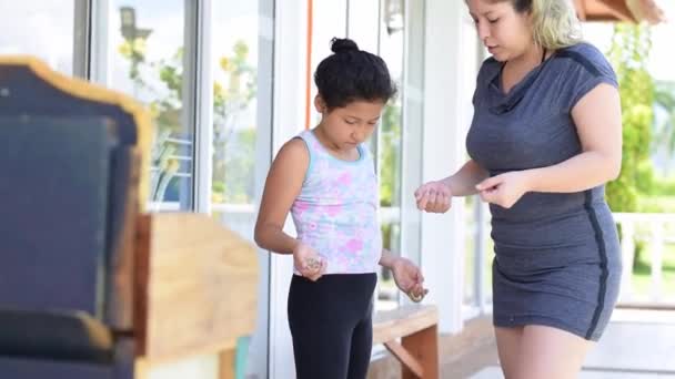 Young Latina Mother Teaching Her Young Daughter How Shoot Hoops — Stock Video