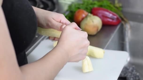 Zbliżenie Dłonie Kobiety Rozdzielającej Plantannę Zrobić Patacony Przygotowanie Warzyw Posiłku — Wideo stockowe