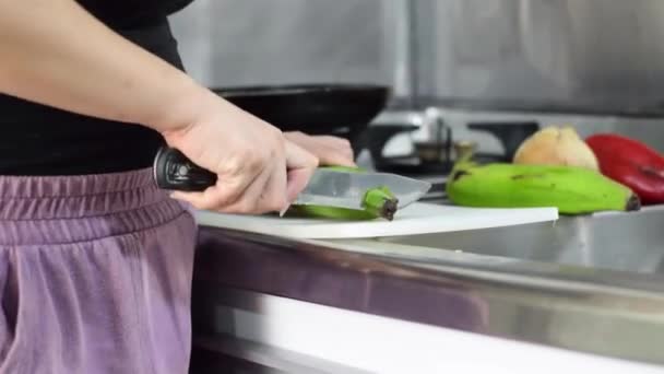 Gedetailleerde Weergave Van Een Vrouw Haar Keuken Snijden Van Een — Stockvideo