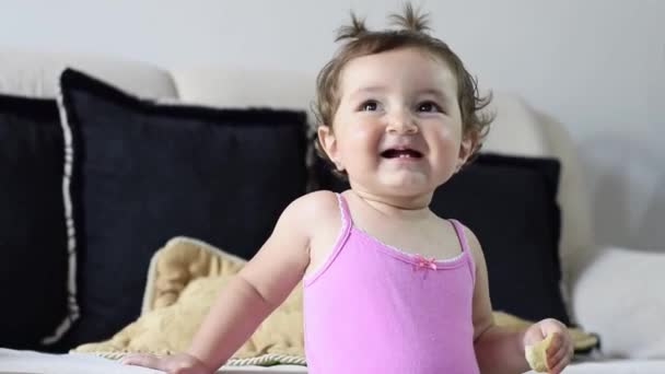 Close Van Mooie Latina Baby Glimlachen Terwijl Liggend Woonkamer Bank — Stockvideo