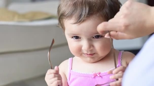 Närbild Liten Latina Baby Leka Med Glasögon Försöker Sätta Stora — Stockvideo