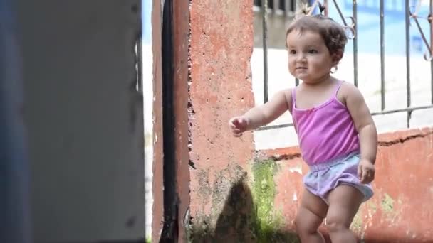 Mooie Latina Baby Staan Buiten Het Huis Leren Lopen Hurkt — Stockvideo