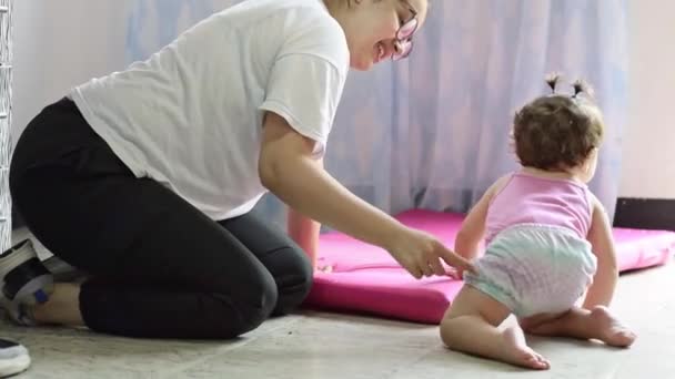 Latina Mãe Brincando Chão Com Seu Bebê Menina Menina Ignorando — Vídeo de Stock
