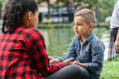 Kız ve oğlan parkta karşılıklı oturup konuşuyorlar.