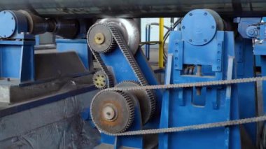Boru üretim tesisi. Boru fabrikası. Demir boru kaynaklama. Boru genişlemesi. Kaynak kıvılcımları. Çak bakalım. Fabrika. Makine aletleri. Üretim. Ağır sanayi.