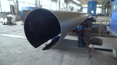 Boru üretim tesisi. Boru fabrikası. Demir boru kaynaklama. Boru genişlemesi. Kaynak kıvılcımları. Çak bakalım. Fabrika. Makine aletleri. Üretim. Ağır sanayi.