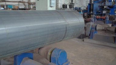 Boru üretim tesisi. Boru fabrikası. Demir boru kaynaklama. Boru genişlemesi. Kaynak kıvılcımları. Çak bakalım. Fabrika. Makine aletleri. Üretim. Ağır sanayi.