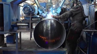 Boru üretim tesisi. Boru fabrikası. Demir boru kaynaklama. Boru genişlemesi. Kaynak kıvılcımları. Çak bakalım. Fabrika. Makine aletleri. Üretim. Ağır sanayi.