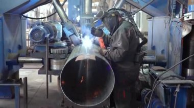 Boru üretim tesisi. Boru fabrikası. Demir boru kaynaklama. Boru genişlemesi. Kaynak kıvılcımları. Çak bakalım. Fabrika. Makine aletleri. Üretim. Ağır sanayi.