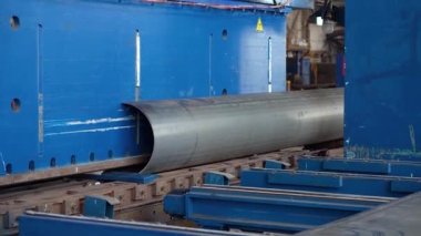 Boru üretim tesisi. Boru fabrikası. Demir boru kaynaklama. Boru genişlemesi. Kaynak kıvılcımları. Çak bakalım. Fabrika. Makine aletleri. Üretim. Ağır sanayi.