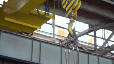 Boru üretim tesisi. Boru fabrikası. Demir boru kaynaklama. Boru genişlemesi. Kaynak kıvılcımları. Çak bakalım. Fabrika. Makine aletleri. Üretim. Ağır sanayi.