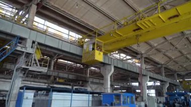 Boru üretim tesisi. Boru fabrikası. Demir boru kaynaklama. Boru genişlemesi. Kaynak kıvılcımları. Çak bakalım. Fabrika. Makine aletleri. Üretim. Ağır sanayi.
