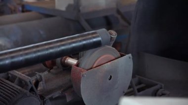 Boru üretim tesisi. Boru fabrikası. Demir boru kaynaklama. Boru genişlemesi. Kaynak kıvılcımları. Çak bakalım. Fabrika. Makine aletleri. Üretim. Ağır sanayi.