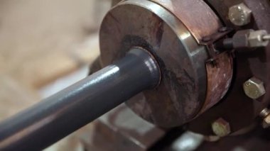 Boru üretim tesisi. Boru fabrikası. Demir boru kaynaklama. Boru genişlemesi. Kaynak kıvılcımları. Çak bakalım. Fabrika. Makine aletleri. Üretim. Ağır sanayi.