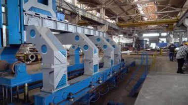 Boru üretim tesisi. Boru fabrikası. Demir boru kaynaklama. Boru genişlemesi. Kaynak kıvılcımları. Çak bakalım. Fabrika. Makine aletleri. Üretim. Ağır sanayi.