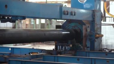 Boru üretim tesisi. Boru fabrikası. Demir boru kaynaklama. Boru genişlemesi. Kaynak kıvılcımları. Çak bakalım. Fabrika. Makine aletleri. Üretim. Ağır sanayi.