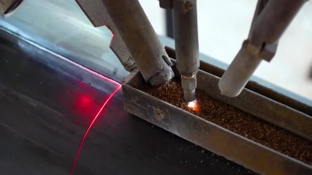 管材制造厂 管状植物 铁管焊接 管子扩张 焊接的火花 重工业 — 图库视频影像