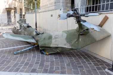 Bir Rus helikopterinin kopuk bir parçası Dinyeper Tarih Müzesi 'ne getirildi. Kherson bölgesinde vurulan helikopterin kuyruk kısmı Dnipro Tarih Müzesi 'nde sergilendi