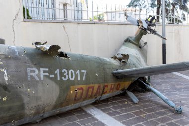 Bir Rus helikopterinin kopuk bir parçası Dinyeper Tarih Müzesi 'ne getirildi. Kherson bölgesinde vurulan helikopterin kuyruk kısmı Dnipro Tarih Müzesi 'nde sergilendi