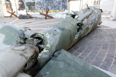 Bir Rus helikopterinin kopuk bir parçası Dinyeper Tarih Müzesi 'ne getirildi. Kherson bölgesinde vurulan helikopterin kuyruk kısmı Dnipro Tarih Müzesi 'nde sergilendi