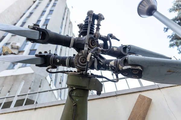 Bir Rus helikopterinin kopuk bir parçası Dinyeper Tarih Müzesi 'ne getirildi. Kherson bölgesinde vurulan helikopterin kuyruk kısmı Dnipro Tarih Müzesi 'nde sergilendi