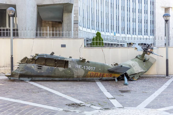 Bir Rus helikopterinin kopuk bir parçası Dinyeper Tarih Müzesi 'ne getirildi. Kherson bölgesinde vurulan helikopterin kuyruk kısmı Dnipro Tarih Müzesi 'nde sergilendi