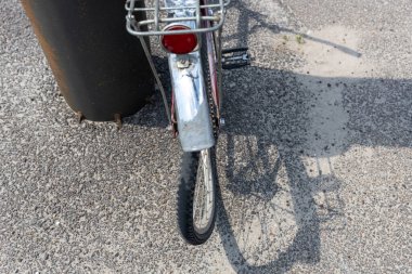 Kazayla oldu. Trafik kazası. Araba bir bisiklete çarptı. Bir araba bir bisikletçiye çarptı. - Polis. Ambulans!.