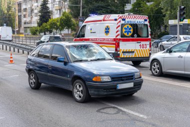 Kazayla oldu. Trafik kazası. Araba bir bisiklete çarptı. Bir araba bir bisikletçiye çarptı. - Polis. Ambulans!.