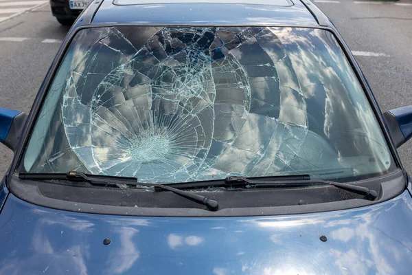 Kazayla oldu. Trafik kazası. Araba bir bisiklete çarptı. Bir araba bir bisikletçiye çarptı. - Polis. Ambulans!.